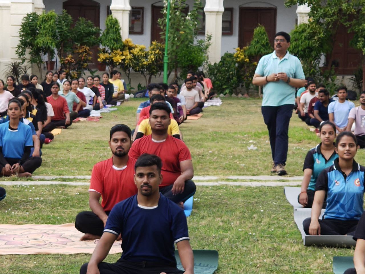 जे एन एम पी जी कॉलेज में मनाया जा रहा योग सप्ताह।