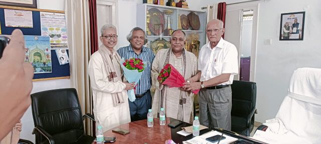 केकेसी के पूर्व प्राचार्य और उपाचार्य को कालेज प्रबंधन ने दी भावभीनी विदाई।