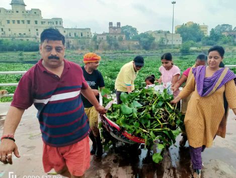 गोमती की सफाई के लिए पार्षद ने कमर कसी।