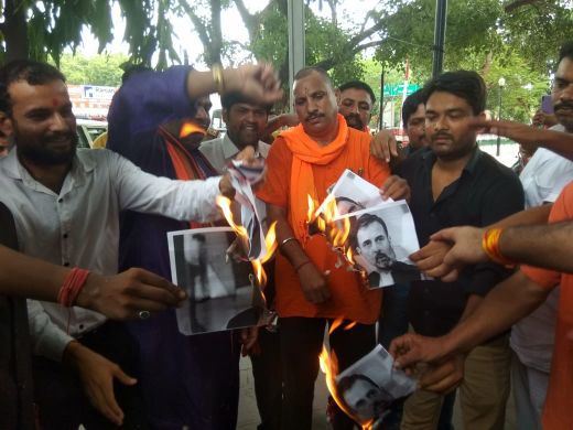 लोकसभा में राहुल गाँधी के बयान के विरोध में अखिल भारत हिन्दू महासभा लखनऊ में प्रदर्शन।