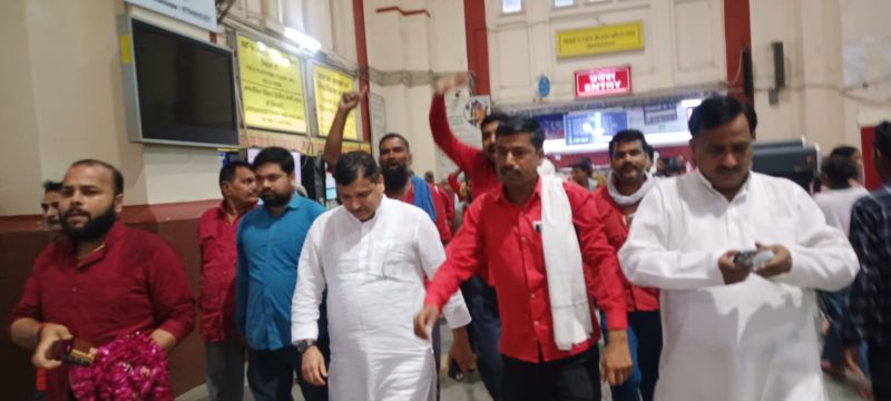 कुलियों ने सांसद संजय सिंह से लगाई बच्चों को नौकरी दिलाने की गुहार।