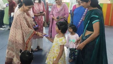 उत्तर रेलवे महिला कल्याण संगठन की अध्यक्षा संनीति चौधरी ने लिया ’वात्सल्य’ शिशु सदन का जायजा।