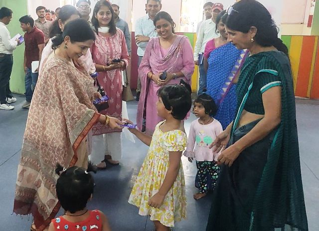 उत्तर रेलवे महिला कल्याण संगठन की अध्यक्षा संनीति चौधरी ने लिया ’वात्सल्य’ शिशु सदन का जायजा।