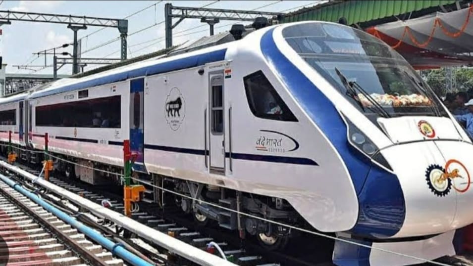 वंदेभारत एक्सप्रेस ने साल भर में स्थापित किए कई कीर्तमान।