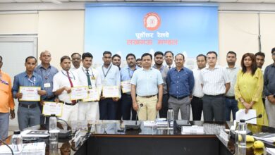 संरक्षित ट्रेन संचालन में अपने उत्तरदायित्वों का निर्वाह्न करने वाले 11 रेलकर्मी सम्मानित।