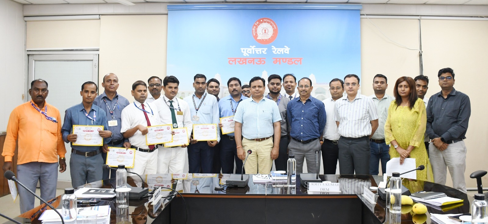 संरक्षित ट्रेन संचालन में अपने उत्तरदायित्वों का निर्वाह्न करने वाले 11 रेलकर्मी सम्मानित।