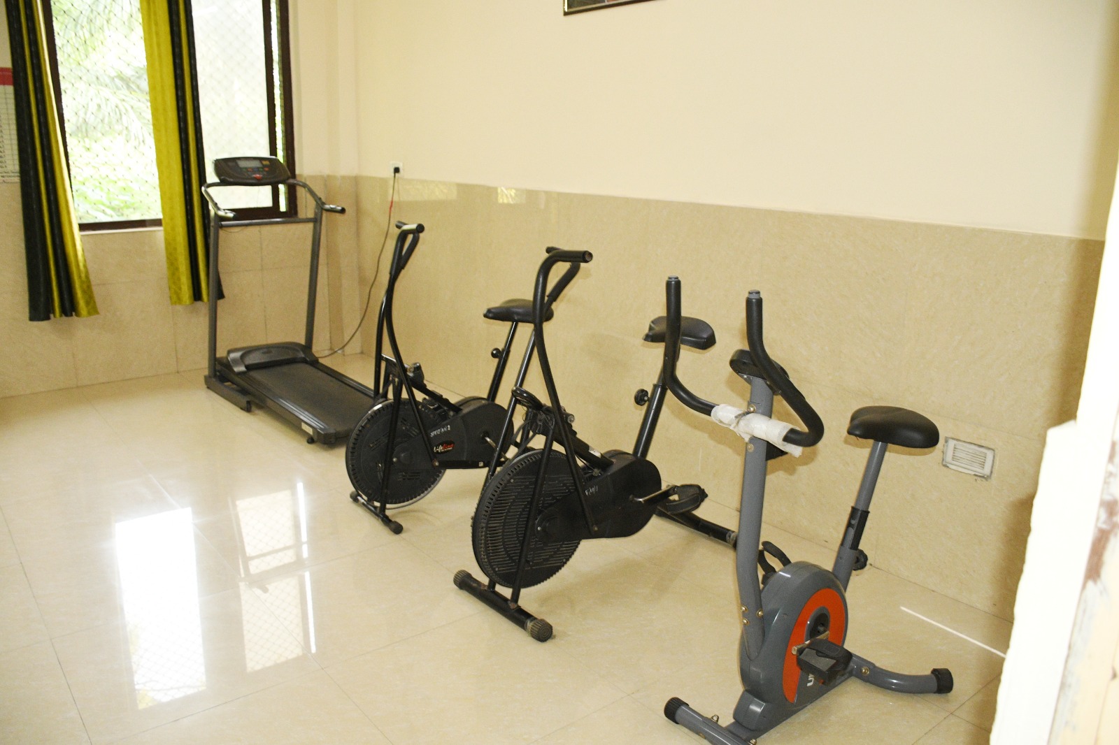 संरक्षा की धुरी लोको पायलट की सुविधाओं के लिए जिम सहित कई सुविधाएं।