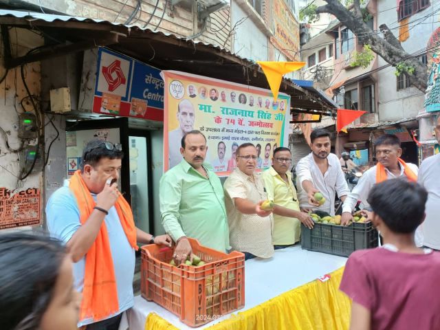 राजधानी लखनऊ में माननीय रक्षा मंत्री श्री राजनाथ सिंह जी 74वां जन्मदिन कार्यकर्ताओ ने धूम-धाम से मनाया।