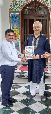 सिटी ट्रांसपोर्ट के एमडी ने पूर्व मुख्य सचिव को सौंपी यात्रा दर्पण। सिटी ट्रांसपोर्ट के एमडी ने पूर्व मुख्य सचिव को सौंपी यात्रा दर्पण।