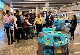 लखनऊ हवाई अड्डे पर सफाई के लिए रोबोट तैनात।
