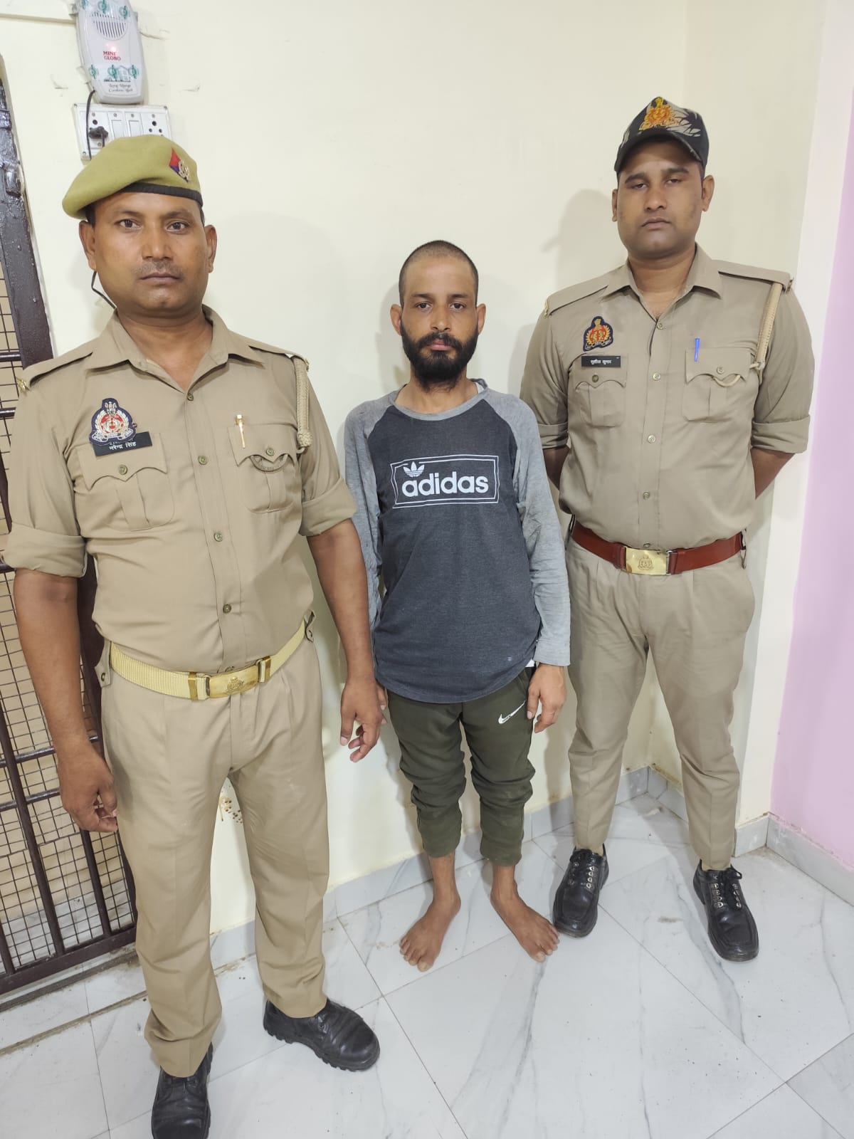 राजधानी लखनऊ में 6 साल के बच्चे को उसके सौतेले पिता ने उतारा मौत के घाट। राजधानी लखनऊ में 6 साल के बच्चे को उसके सौतेले पिता ने उतारा मौत के घाट।