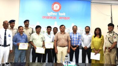 पूर्वोत्तर रेलवे के 18 संरक्षा कर्मचारियों को डीआरएम ने किया सम्मानित।