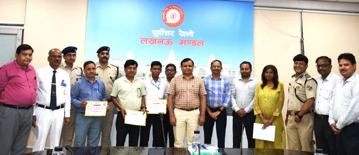पूर्वोत्तर रेलवे के 18 संरक्षा कर्मचारियों को डीआरएम ने किया सम्मानित।