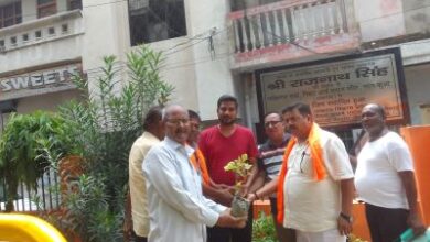 एक पेड़ माँ के नाम अभियान में लखनऊ के गणेश गंज में पूर्व पार्षद पंकज भार्गव ने माँ के नाम से पेड़ लगाया।