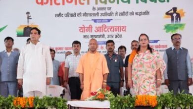 सीएम और महापौर ने शहीदों के चित्र पर पुष्पचक्र अर्पित कर दी श्रद्धांजलि।