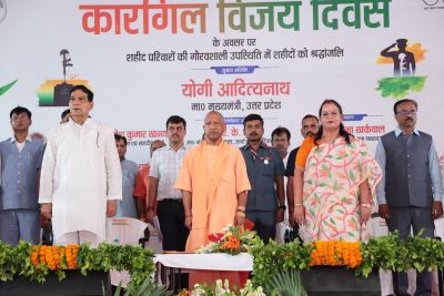 सीएम और महापौर ने शहीदों के चित्र पर पुष्पचक्र अर्पित कर दी श्रद्धांजलि। सीएम और महापौर ने शहीदों के चित्र पर पुष्पचक्र अर्पित कर दी श्रद्धांजलि।