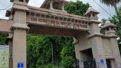 गोंडा में हुए रेल हादसे में घायल 2 यात्रियों को केजीएमयू लाया गया,जिसमे से एक कि हुई मृत्यु।