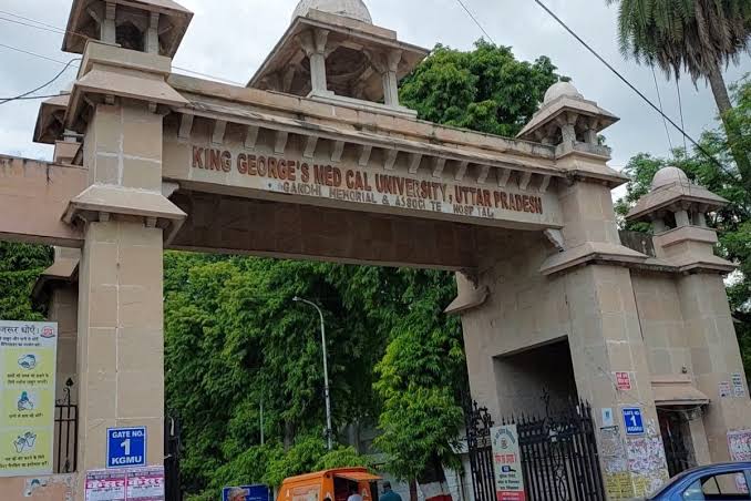 गोंडा में हुए रेल हादसे में घायल 2 यात्रियों को केजीएमयू लाया गया,जिसमे से एक कि हुई मृत्यु।