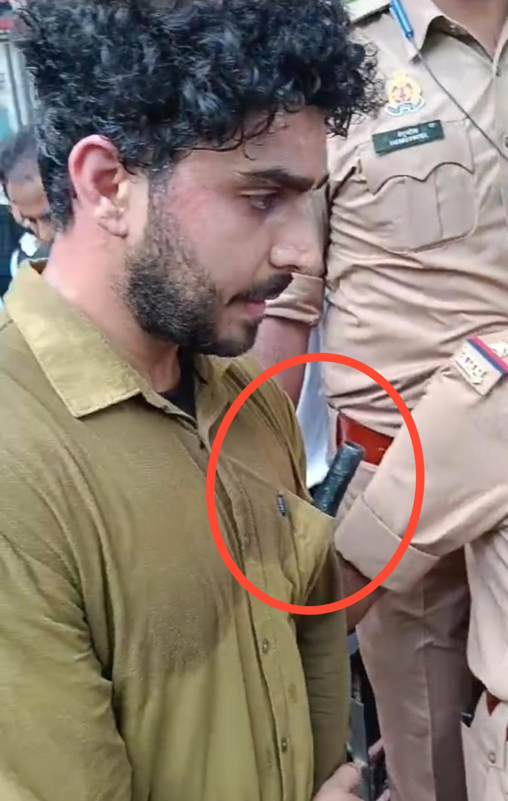 लखनऊ न्यायालय में तमंचा लेकर घुसा युवक।वकीलो ने शक होते ही पकड़कर पुलिस को सौंपा।