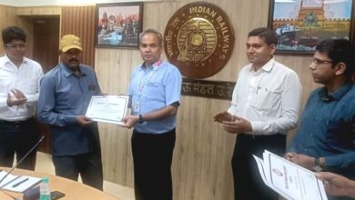 डीआरएम ने उत्कृष्ट रेलकर्मियों को किया पुरस्कृत।