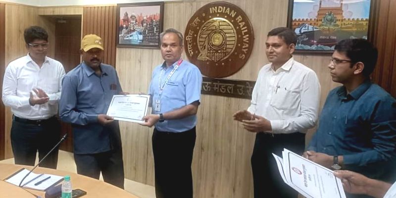 डीआरएम ने उत्कृष्ट रेलकर्मियों को किया पुरस्कृत।