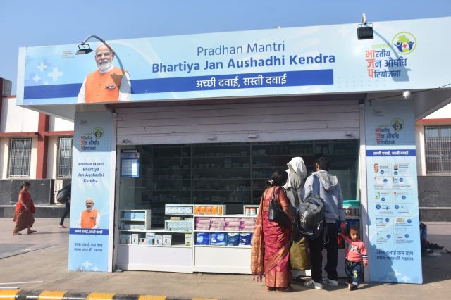पूर्वोत्तर रेलवे के ऐशबाग और बादशानगर स्टेशन पर भी खुलेंगे जन औषधि केंद्र।