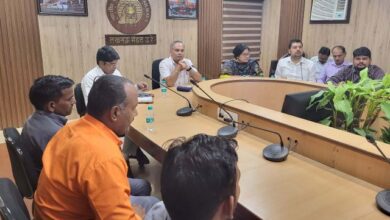 डीआरएम एसएम शर्मा ने गेटमैनों से सीधे किया संरक्षा संबंधी संवाद।