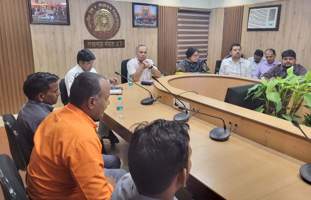 डीआरएम एसएम शर्मा ने गेटमैनों से सीधे किया संरक्षा संबंधी संवाद। डीआरएम एसएम शर्मा ने गेटमैनों से सीधे किया संरक्षा संबंधी संवाद।