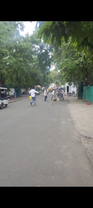 राजधानी में मुख्यमंत्री आवास के पास महिला ने खुद पर पेट्रोल डालकर आग लगाई।सिविल अस्पताल में भर्ती।