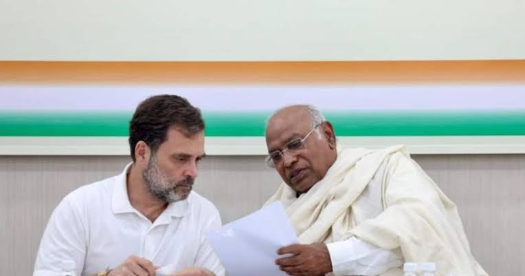 राहुल गांधी और खरगे आज जायेगे जम्मू कश्मीर,विधानसभा चुनावों की तैयारी।