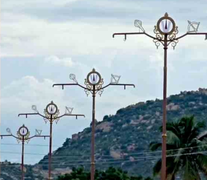 श्री हनुमान जी की जन्मस्थली गंगावती में स्ट्रीट लाइट के खम्भो से हिन्दू धर्म के प्रतीक चिन्ह हटाने का सरकार का आदेश। श्री हनुमान जी की जन्मस्थली गंगावती में स्ट्रीट लाइट के खम्भो से हिन्दू धर्म के प्रतीक चिन्ह हटाने का सरकार का आदेश।