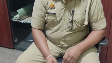 लखनऊ मे विजिलेंस टीम दरोगा को रंगे हाथों गिरफ्तार किया। घूस लेते दरोगा गिरफ्तार।