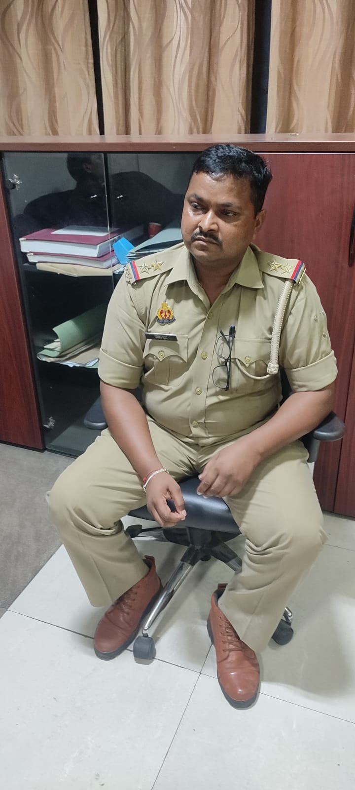 लखनऊ मे विजिलेंस टीम दरोगा को रंगे हाथों गिरफ्तार किया। घूस लेते दरोगा गिरफ्तार।