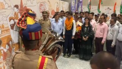 पेरिस पैरालिम्पिक 2024 में रजत पदक विजेता सुहास यतिराज का लखनऊ एयरपोर्ट पर हुआ भव्य स्वागत।
