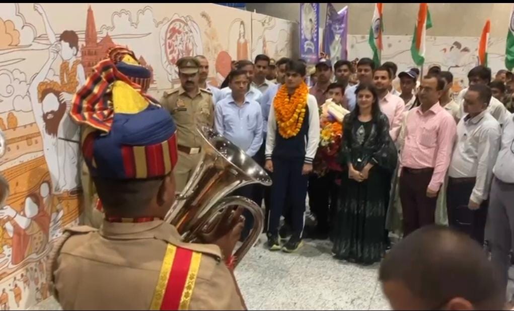 पेरिस पैरालिम्पिक 2024 में रजत पदक विजेता सुहास यतिराज का लखनऊ एयरपोर्ट पर हुआ भव्य स्वागत।