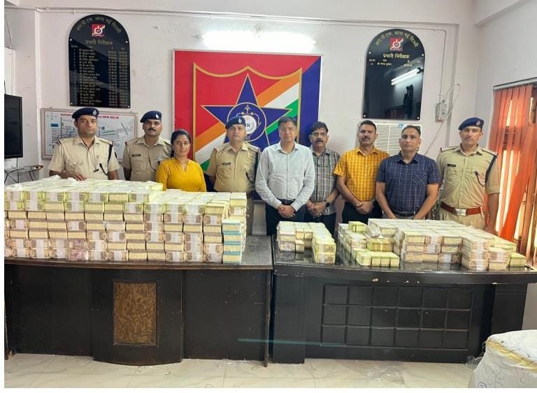 हरियाणा व जम्मू-कश्मीर चुनावों में ट्रेनों से अवैध रूप से ले जाने वाले सोने, चांदी व नकदी की रिकॉर्ड जब्ती। हरियाणा व जम्मू-कश्मीर चुनावों में ट्रेनों से अवैध रूप से ले जाने वाले सोने, चांदी व नकदी की रिकॉर्ड जब्ती।