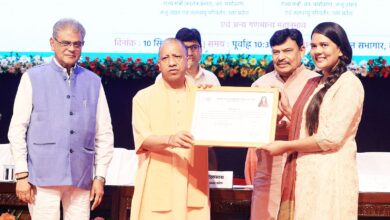 मिशन रोजगार के अंतर्गत UPSSSC के चयनित कर्मचारियों को सरकार द्वारा दिये गए नियुक्ति पत्र।