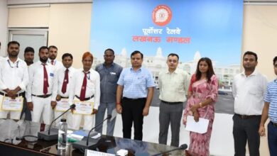डीआरएम ने सुरक्षित ट्रेन संचालन के उत्तरदायित्वों का निर्वाह्न करने वाले 08 कर्मचारियों को प्रशस्ति पत्र देकर किया सम्मानित।