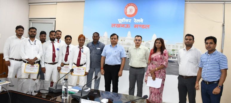 डीआरएम ने सुरक्षित ट्रेन संचालन के उत्तरदायित्वों का निर्वाह्न करने वाले 08 कर्मचारियों को प्रशस्ति पत्र देकर किया सम्मानित।