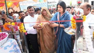 सांसद डिंपल यादव ने शहीद रामाधार सिंह की प्रतिमा का किया अनावरण।