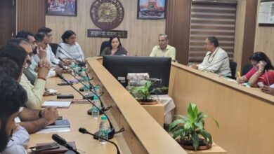 एसडीजीएम डॉ मोनिका अग्निहोत्री ने कहा पूरी निष्ठा और ईमानदारी से काम करें रेल अफसर।