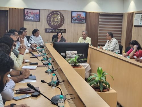 एसडीजीएम डॉ मोनिका अग्निहोत्री ने कहा पूरी निष्ठा और ईमानदारी से काम करें रेल अफसर। एसडीजीएम डॉ मोनिका अग्निहोत्री ने कहा पूरी निष्ठा और ईमानदारी से काम करें रेल अफसर।