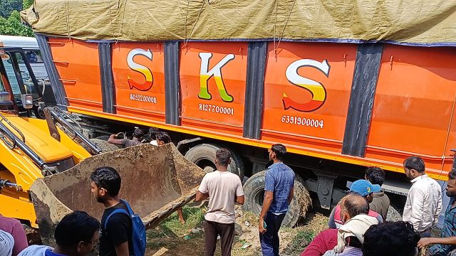 प्रयागराज में स्कूल से घर जा रहीं 4 छात्राओं को ट्रक ने कुचला।