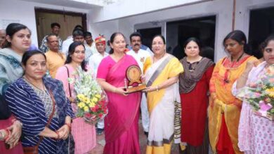 महापौर सुषमा खर्कवाल के जन्मदिन पर बधाई देने वालों का तांता।