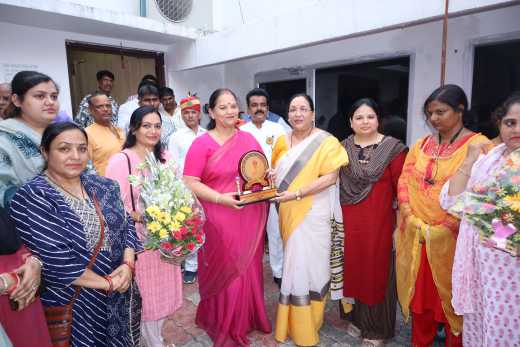 महापौर सुषमा खर्कवाल के जन्मदिन पर बधाई देने वालों का तांता।