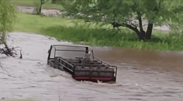 जयपुर।रणथंभौर नेशनल पार्क के उफनते नाले में फंसा 10 पर्यटकों से भरा कैंटर, बाल-बाल बची जान।