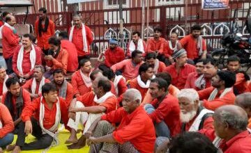 रेलवे में नौकरी की मांग पर 17 को लखनऊ में जुटेंगे देश भर के कुली प्रतिनिधि।