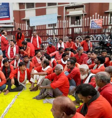 रेलवे में नौकरी की मांग पर 17 को लखनऊ में जुटेंगे देश भर के कुली प्रतिनिधि।