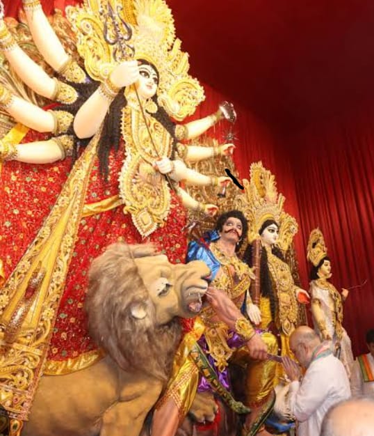 मां दुर्गा का आगमन के बाद पंडालों में पूजा अर्चना शुरू।