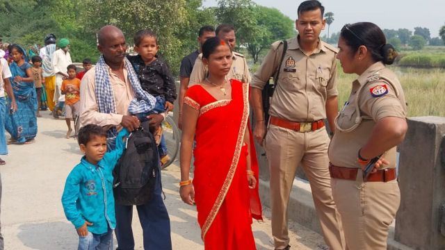 नई दिल्ली: UP. बिलखते रह गए भाई-बहन, मां ने छह माह की बेटी को नदी में फेंका।